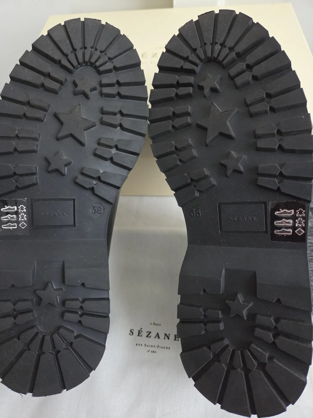 Sézane Violette Babies in Glossy Black - Picture 8 of 8